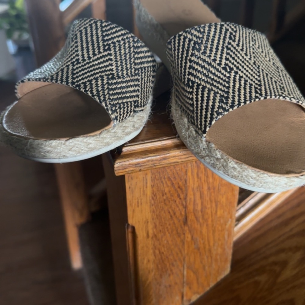 Beach style black and beige flats.